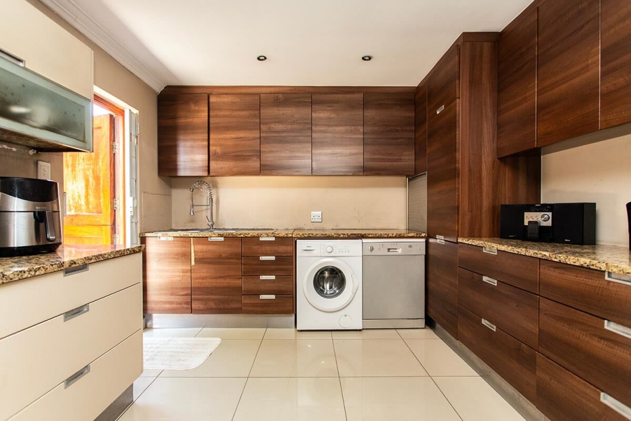 6 Bedroom Property for Sale in Vredekloof Heights Western Cape